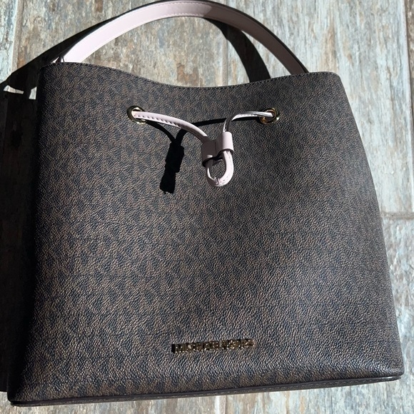 MICHAEL KORS SURI LARGE BUCKET TOTE SHOULDER CROSSBODY BAG - Picture 1 of 5